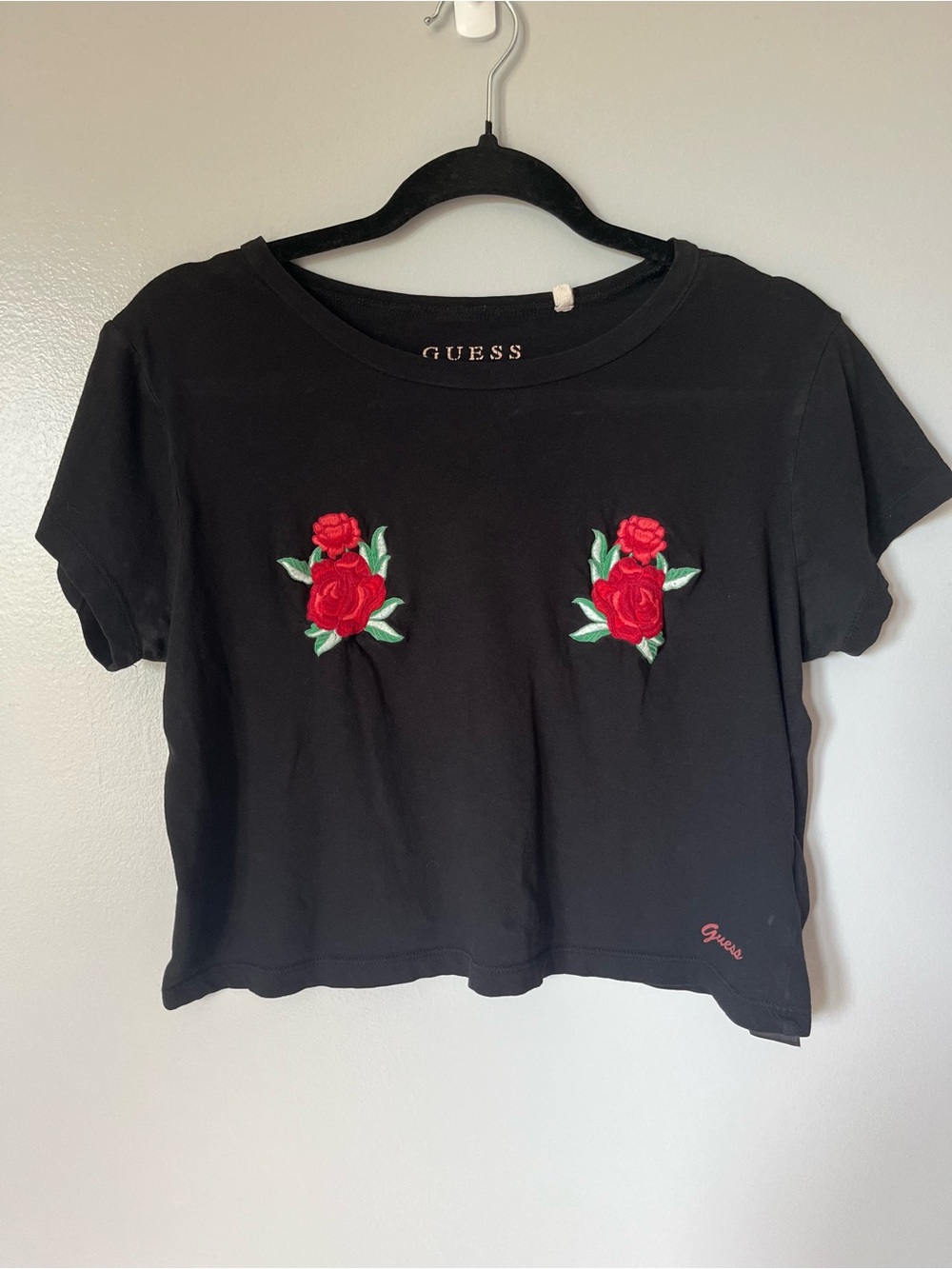 GUESS Black Crop Tee Red Rose Embroidered Graphic Top XS Floral Shirt